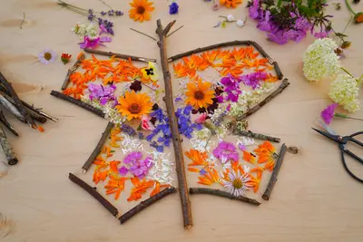 Zomers knutselen met bloemen en bladeren