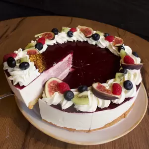 Hele rode yoghurt taart